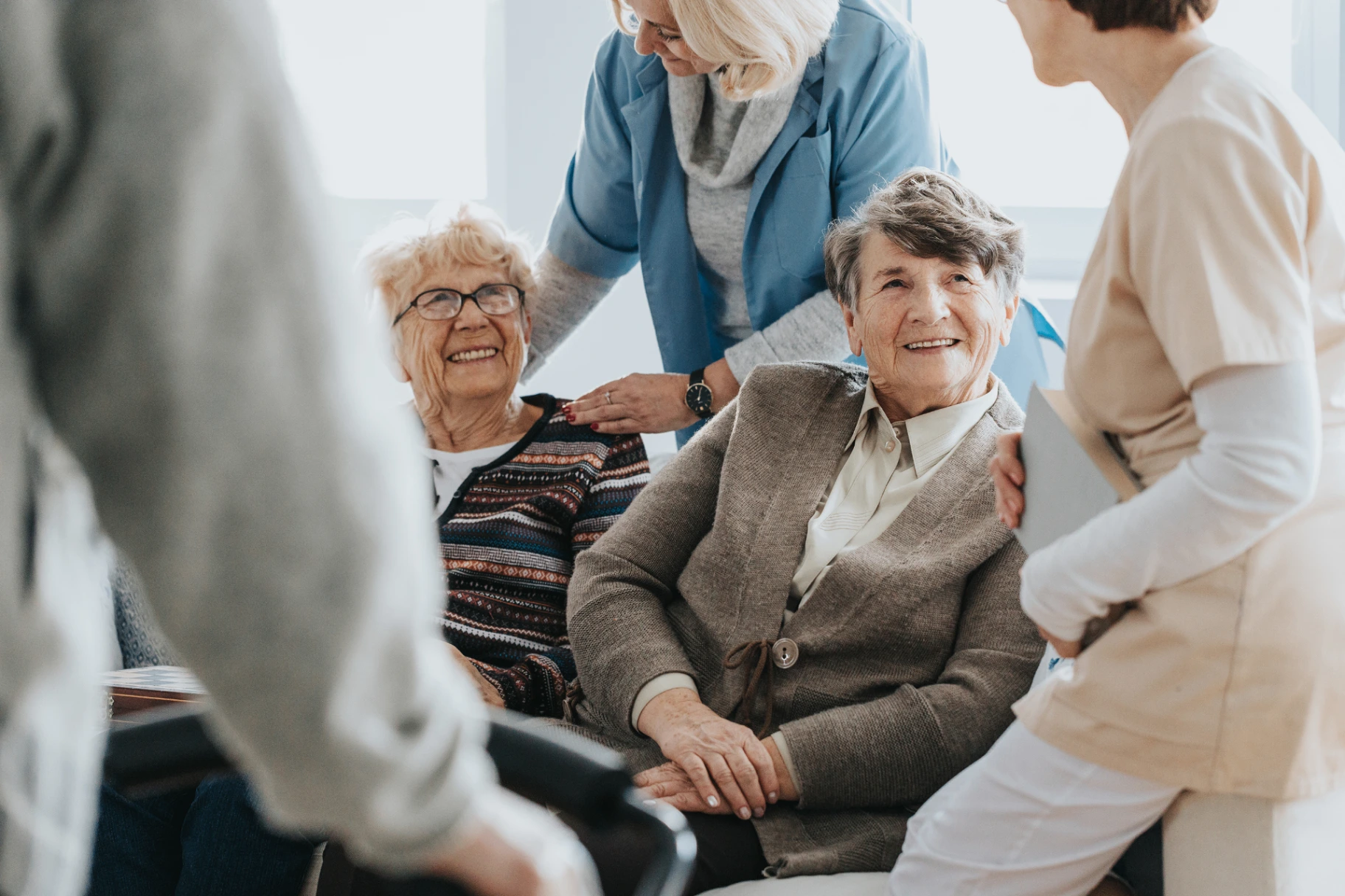Seniorzy w pokoju dziennym - integracja i socjalizacja